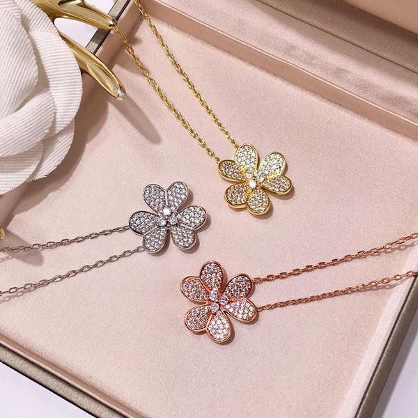 

lightweight and luxurious design, full of diamonds, large and small flowers, clover flowers, flower petals, plated with 18k gold necklace, w, Silver
