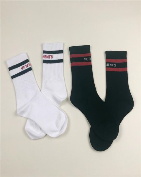 

wholesale 2019 men women striped socks hiphop striped long socks mens black white 2 color socks9780306