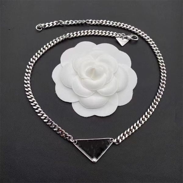 

luxury designer necklace chain fashion jewelry black white p triangle pendant design party silver hip hop punk men womens necklaces names st