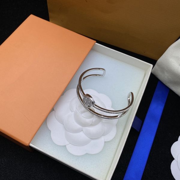 

classic flower opening bracelet classic brand three color option fashion bracelet seiko high edition, Black