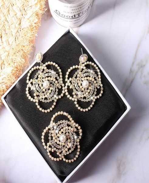 

2020 new european and american pearl camellia brooch pearl rhinestone queen fan corsage flower snowflake letter pin same earring7748103, Gray