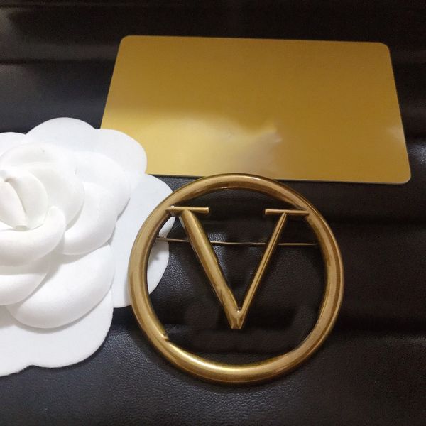 

designer brand letter brooches luxury women copper gold plated stainless steel round jewelry with letter brooch pin marry wedding party acce, Gray
