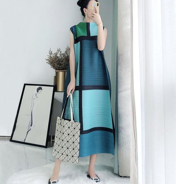 

casual dresses miyake pleated dress 2022 summer women plaid color large size sleeveless high fashion long beach2856089, Black;gray