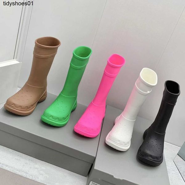 

balenciga 2023 fashion week blast street cave rainboots asigo same leisure fashion thick sole elevated rubber rainboots, Black
