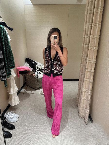 

new 2023 fashion geometric pattern knitted tank women v-neck sleeveless single breasted crochet sweet vest, White