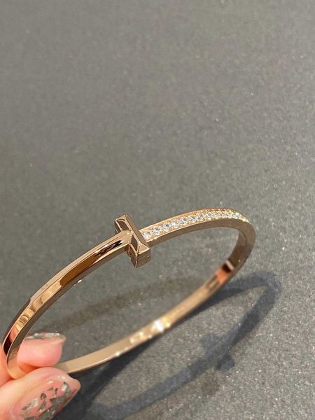 

designer v gold letter t1 half diamond semi smooth fine edition simple fashion two color overlay bracelet with high carbon, Black