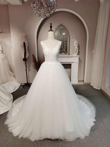 

elegant ivory a line wedding dresses v-neck sleeveless lace appliques chapel train long tulle bridal gowns, White