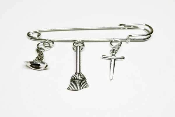 

new fashion broom sword witch hat pagan mini cute brooch jewelry gift fashion alloy charm brooch unisex9228290, Gray