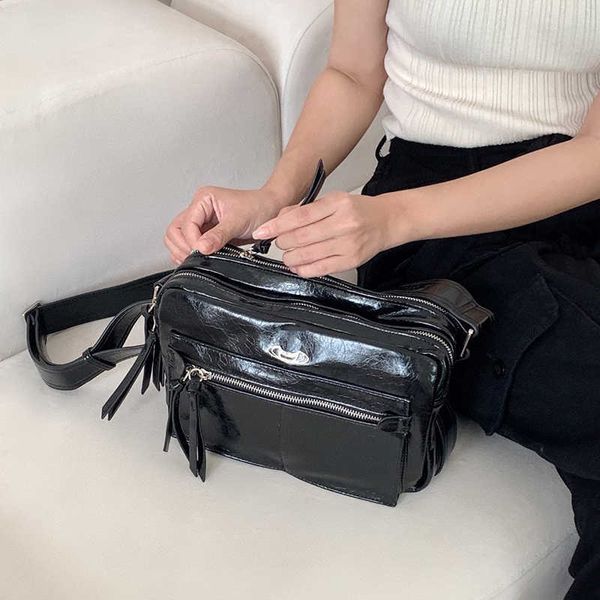 

new fashion tote designer handbags oil wax leather multi compartment wide shoulder belt vivi crossbody messenger bags 230805