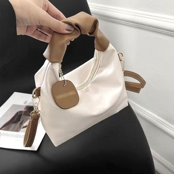 

2023 new advanced sense niche design fold bag cloud bag hand carrying small bag female hand bill of lading shoulder crossbody bag