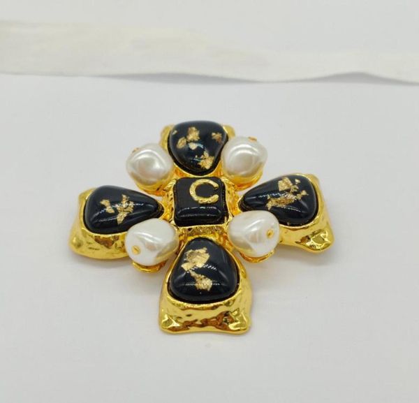 

2023 luxury qualty charm flower shape brooch with black color in 18k gold plated have box stamp ps7561a3892981, Golden
