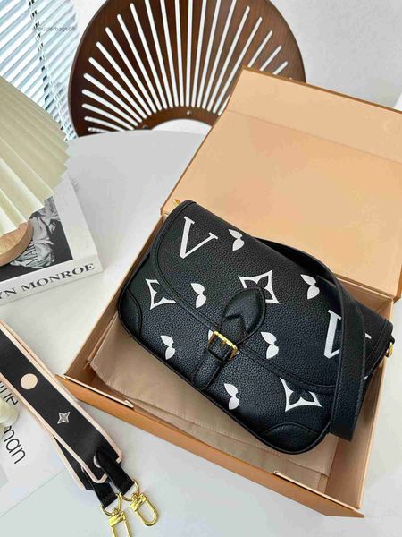 

2023 new luxury bags fashion items go out and blow up the street essential for men and women handbags crossbody