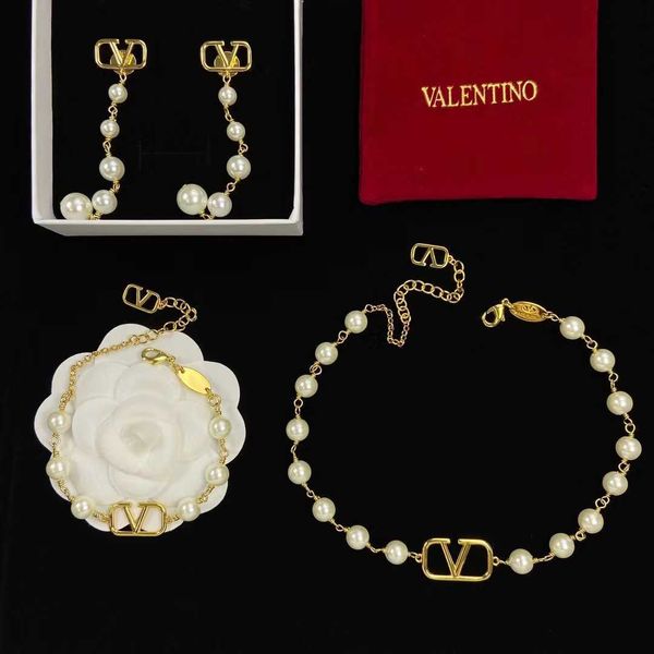 

fashion designer valentino warren v-shaped pearl necklace french celebrity high grade collar chain label neckchain light luxury bracelet, Black