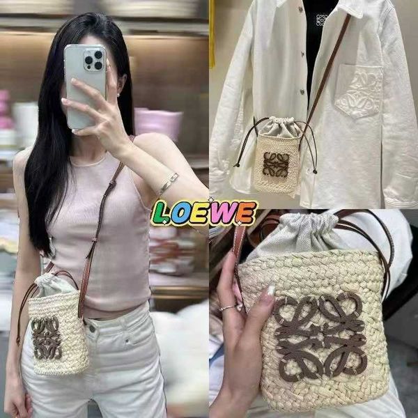 

2023 new grass woven mobile phone bag sen series pastoral style splice lightweight and high grade handheld mesh red one shoulder crossbody
