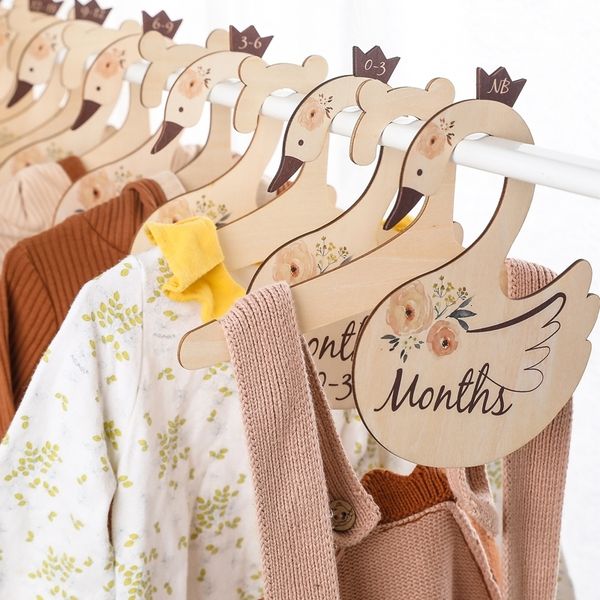 

keepsakes 7pcs set wooden baby wardrobe dividers swan whale animal shape clothing storage born supplies growth commemoration 230810