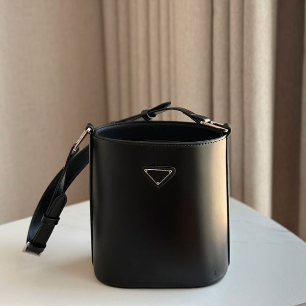 

women designer mini bucket bag silver enameled triangle metal adjustable leather strap casual shoulder handbag phone holder luxury purse mul