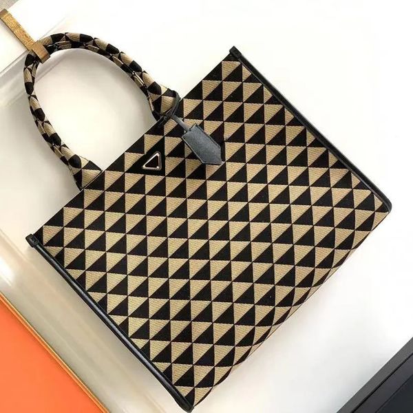 

2023 new womens travel cross body clutch bags luxurys designer mens shopper bag strap nylon symbole triangle prad embossed shoulder bags gym