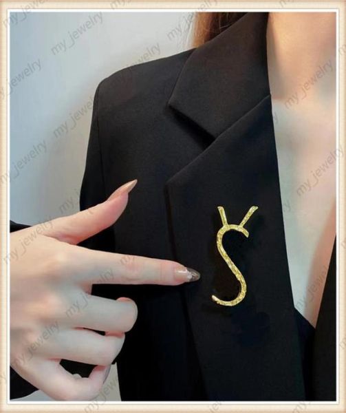 

womens designers brooch celtic style broochs ladies luxurys breastpin fashion brand fibula highgrade jewelry for women classics a93513122, Gray