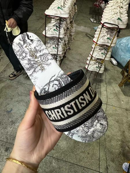 

2023 designer slipper for women sandal cd green yellow black white red casual outdoor beach flat bottom sandals luxury embroidery slides eur, Blue;gray