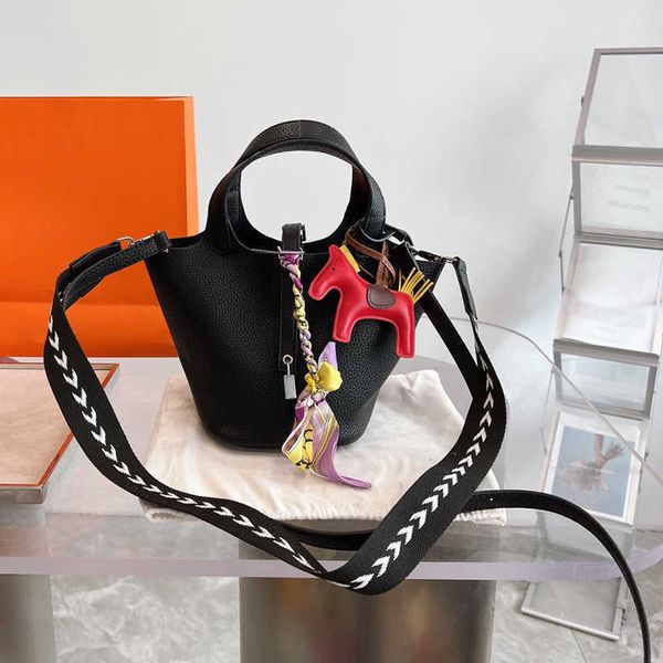 

lychee leather bucket bags luxury totes with horse pendant designers bag large capacity vegetable basket in one-shoulder tote palm print h l
