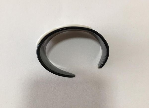 

fashion simple black and white acrylic bracelets classic hand chain for ladies favorite bangles jewelry accessories vip gifts8672201
