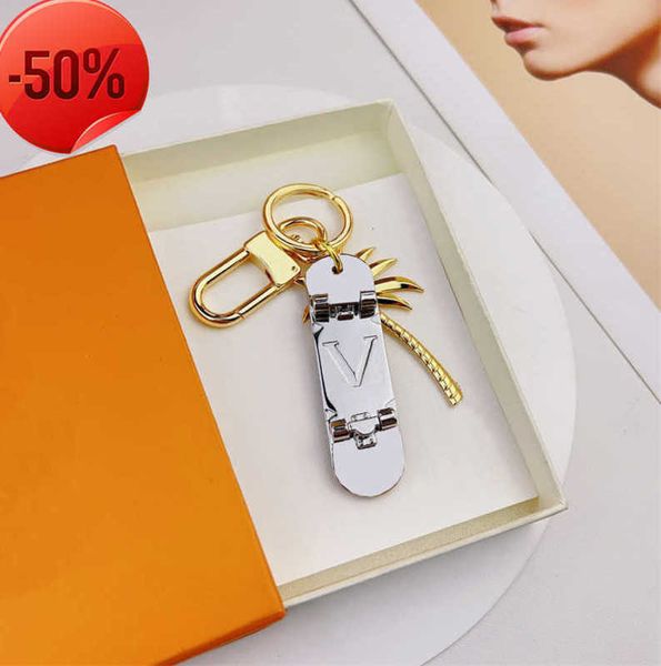 

keychains lanyards 2023 designer skateboard letter keychain bag charm pendant car keyring gold key chain fashion mens women buckle 881ess, Silver