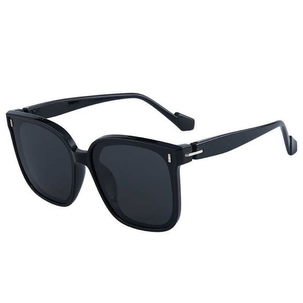 

2023 new women's fashion trend tr90 large box high definition polarized sunglasses male 9056, White;black