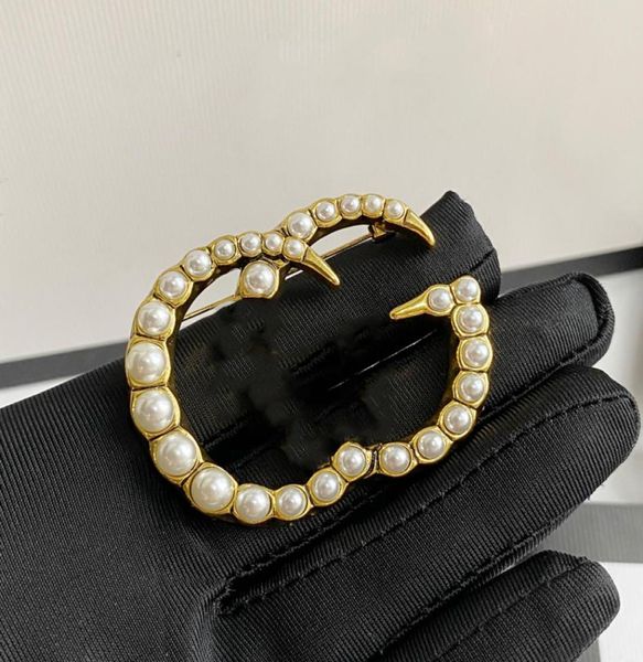 

designer bee brooches with brand logo printed womens mens pearl rhinestone brooch jewelry8201643, Gray