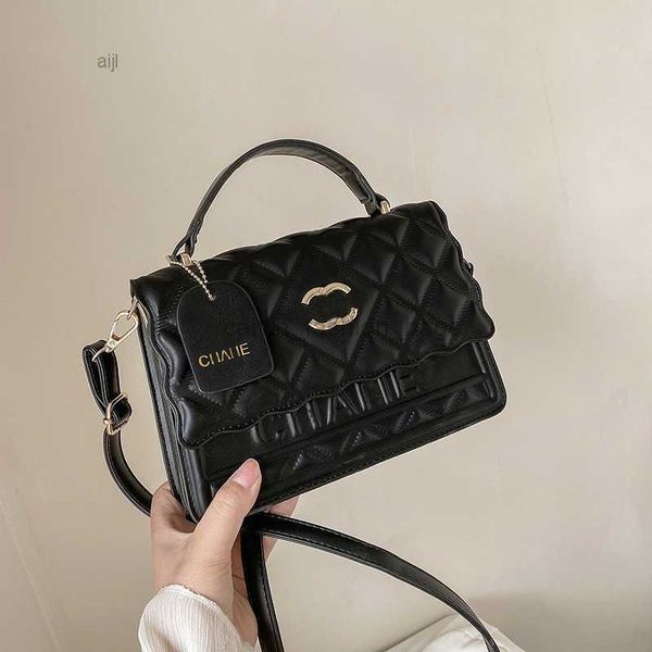 

fashion designer bag beach luxury tote shopping celebrity party beige black versatile g220812