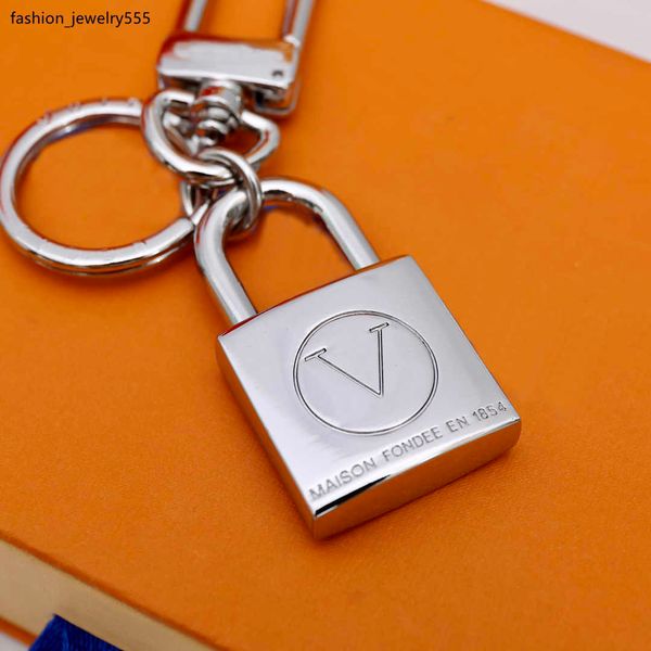 

key rings fashion keychain luxury designer silver gold metal key buckle classic letter lock pendant keychains bag keys ornaments, Slivery;golden