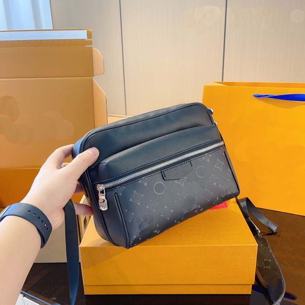 

factory direct shoulder messenger bag new brand fashion leather woven diagonal small bag horizontal casual men's bag.