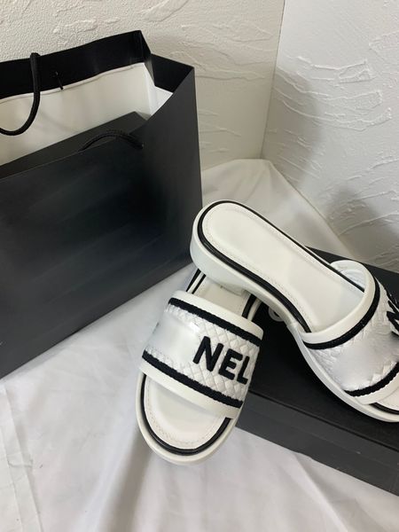 

slippers ladies beach 2023 summer and autumn new high-end outdoor practical slippers ladies fashion indoor home slippers, Black