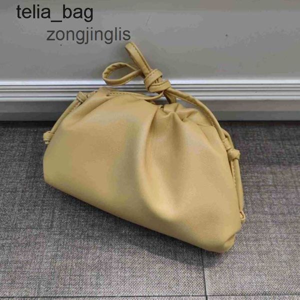

venetaes bag 2023 bottegaas pouch classic bags lady crossbody version clip cloud same hand shoulder crossbody soft pillow