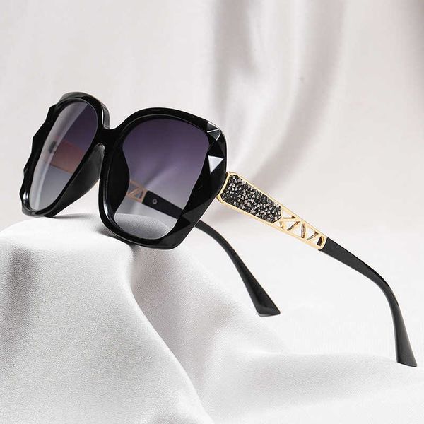 

2023 new large frame polarized uv protection korean chaowang red sunglasses round face driving glasses for women, White;black