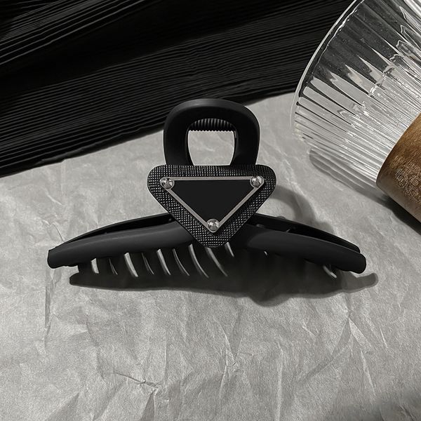 

luxury hairpins designer hairpins womens triangle metal hairpins quality brand classic joker casual hairpins fashion black shark hairpins