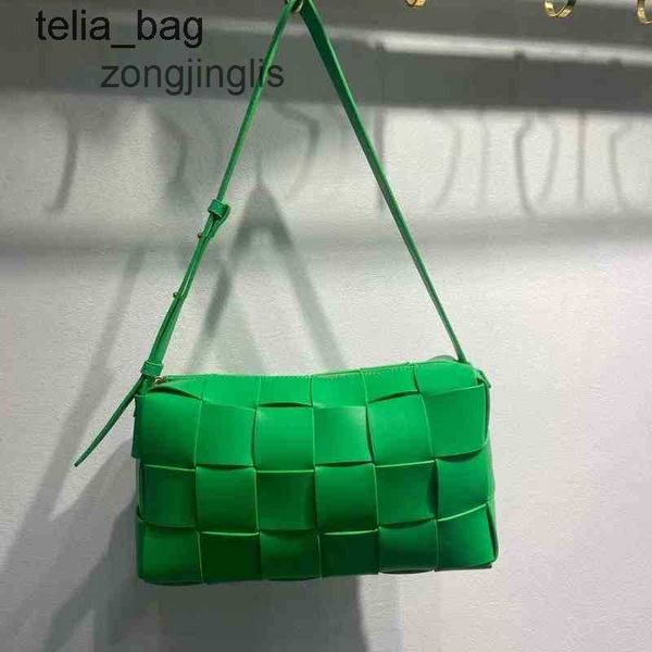 

claassic bag capacity woven designer 2023 venetaes lady one bottegaas bags winter shoulder leather underarm handbag large