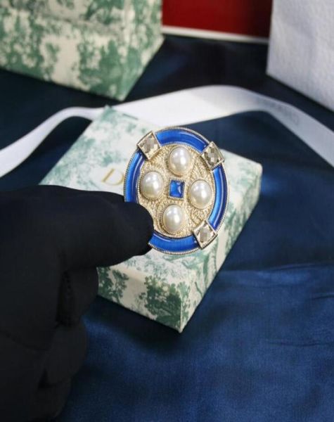 

autumn and winter classic court style brooch fashion retro dress inlaid with pearl round5573744, Gray