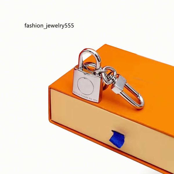 

keychains lanyards new alloy lock design astronaut keychains accessories designer keyring solid metal car key ring gift box packaging, Silver