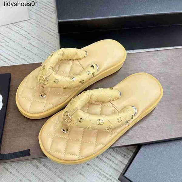 

channel pintoed herringbone slippers for women's new lingge embroidered bread slippers wearing beach metal buckles on the outside, Black