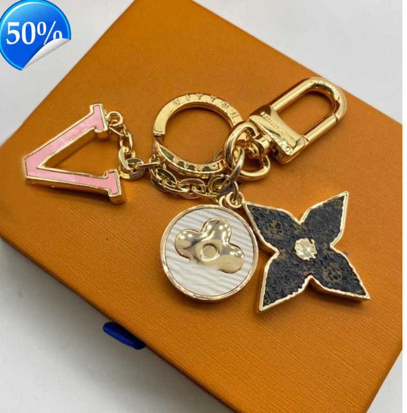 

keychains lanyards luxury designers keychains letters with diamonds keychain car key chain women buckle jewelry keyring bags pendant sports, Silver