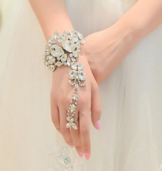 

new bride hand catenary suit white diamond wedding ring back wedding dress wedding accessories chain bracelet accessories6331105