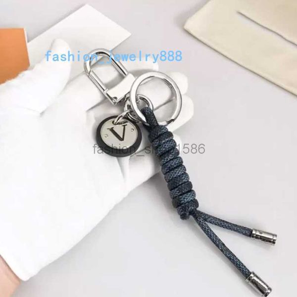 

2022 fashion designer keychain lovers car key buckle luxury brands leather handmade carabiner keychains for men women bags pendant keyrings, Slivery;golden