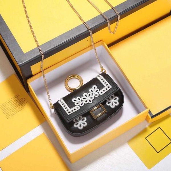 

designer baguettes bag spring/summer new presbyopia mini zero wallet baguette nano chain diagonal crossing red envelope fendbag