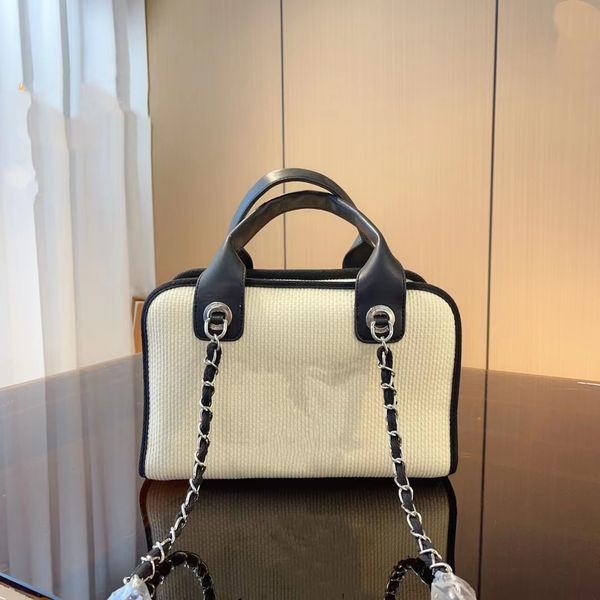 

luxury and fashionable design, women's classic beach bag, high-end double-sided embroidered sheep leather, soft diamond plaid, perfect