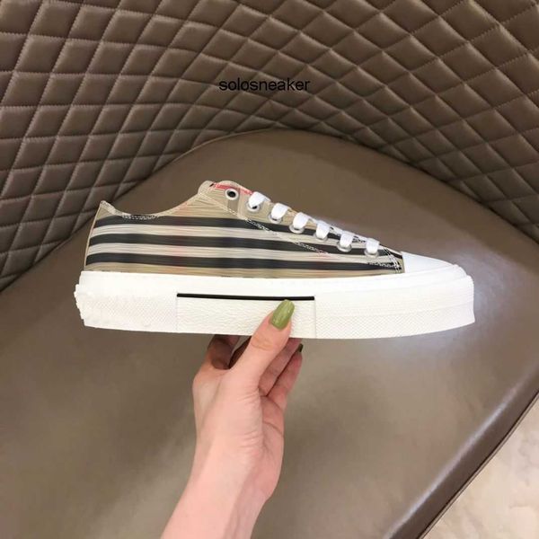 

platform burberies stripes burbreries couples burberriness woman luxury shoe designer shoes man low outdoor casual vintage plaid traine canv