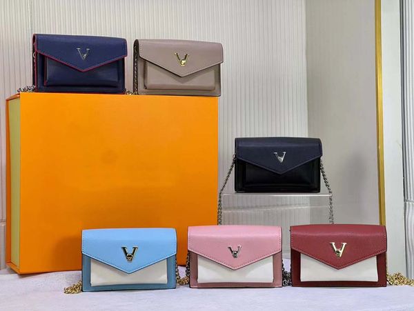 

the chain bag is made of soft cow leather, and the envelope flip long chain realizes the choice of shoulder and slung.