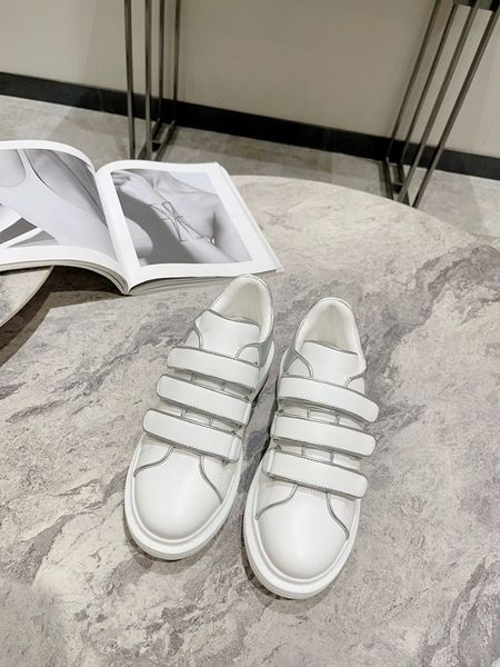 

2023 luxury mens casual shoes calfskin banded designer sneaker white black grey blue with dust bag fashion leather low men women sneakers tr