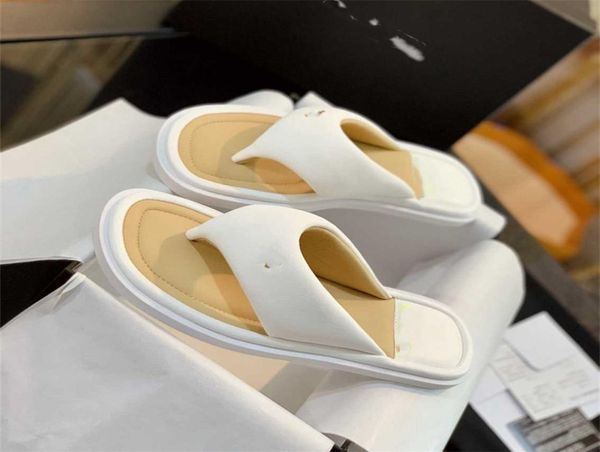 

2022 new slippers channel men women beach slippers leather webbing fashion luxury summer sandals 0132702655
