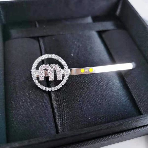 

Brand Designer MiuMiu Fashion Hairpin New Imitation Crystal Pink with Diamonds Sweet Temperament One Character Bend Clip M-Letter Bang Hairpin Accessories Jewelry
