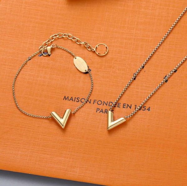 

classic designer pendant charm bracelets gold love v necklace fashion jewelrys wristband plated letter simple heart luxury pendant4066940, Golden;silver
